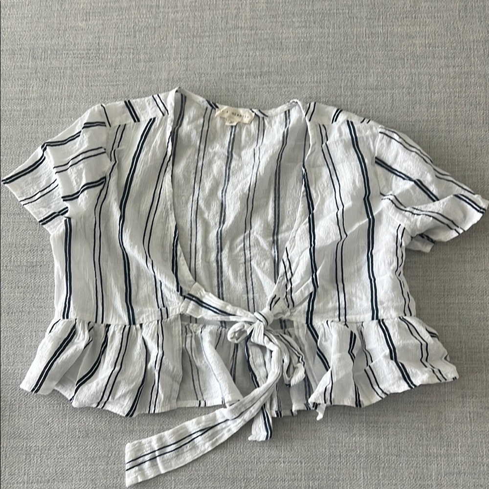 La Hearts White and Gray Ruffled Crop Blouse